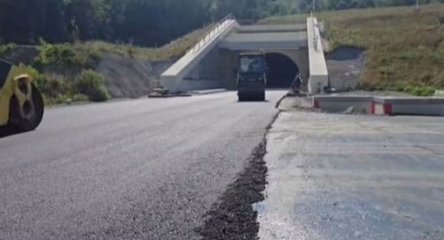 VIDEO | A ajuns asfaltul la tunelurile Alina și Daniela de pe Autostrada A1. Lotul 4, între Tigveni și Curtea de Argeș, va fi dat în trafic în curând