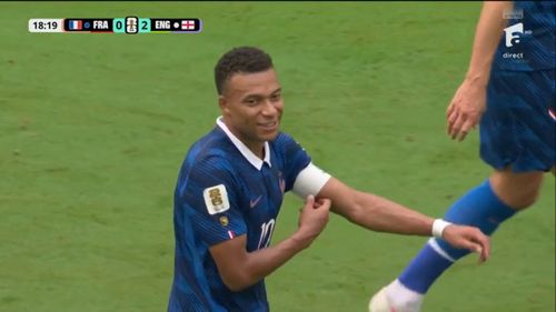 Mbappe, surprins în timp ce zâmbește după ce Anglia a marcat golul de 2-0 FOTO Captură video Antena 1