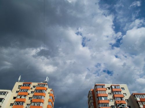 Actualizare METEO | ANM a prelungit dubla avertizare de cod galben de caniculă și vijelii pentru București. Cum va fi vremea în perioada 19-21 iulie