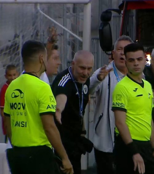Scene bizare la golul lui U Cluj    FOTO.   Arbitrul luase decizia greșită și toți jucătorii s-au oprit! Nistor a profitat imediat, iar U a marcat.   De ce VAR-ul n-a putut interveni