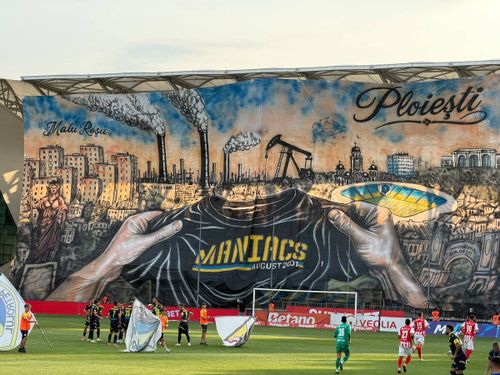 Suporterii Petrolului au făcut spectacol în tribune înaintea meciului cu Dinamo, din prima etapă a sezonului 2025-2026. Foto: GOLAZO.ro