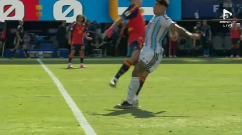 Enzo Fernandez este eliminat după ce vede al doilea galben pentru un fault dur asupra lui Cubarsi. Foto - captură Antena 1 (8).jpg