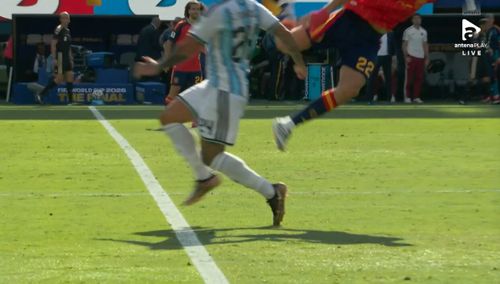 Enzo Fernandez este eliminat după ce vede al doilea galben pentru un fault dur asupra lui Cubarsi. Foto - captură Antena 1 (9).jpg
