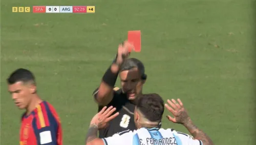 Enzo Fernandez este eliminat după ce vede al doilea galben pentru un fault dur asupra lui Cubarsi. Foto - captură Antena 1 (11).jpeg