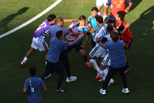 Altercație între jucători la finalul partidei Spania - Argentina. Foto: Imago