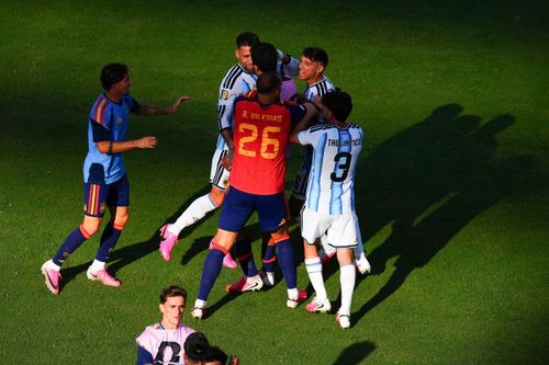 Altercație între jucători la finalul partidei Spania - Argentina. Foto: Imago