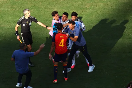 Altercație între jucători la finalul partidei Spania - Argentina. Foto: Imago