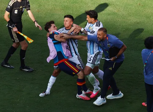 Altercație între jucători la finalul partidei Spania - Argentina. Foto: Imago