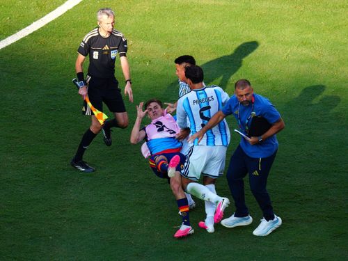 Altercație între jucători la finalul partidei Spania - Argentina. Foto: Imago