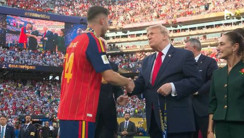 Donald Trump s-a infiltrat la sărbătoarea spaniolilor. Foto - captură Antena 1 (8).jpg