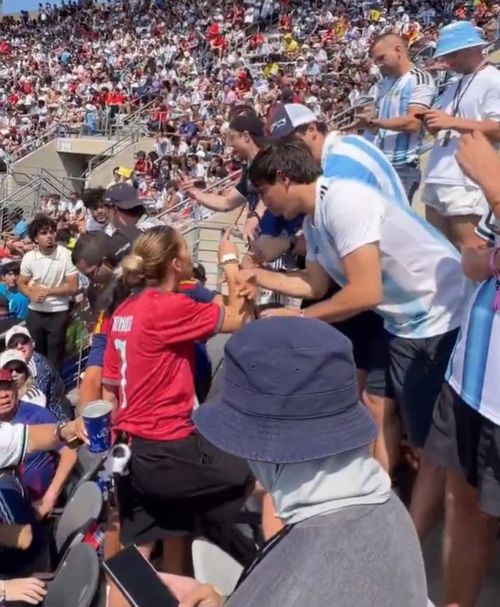 A sfidat „armata” lui Messi   O microbistă   a venit cu tricoul lui Cristiano Ronaldo printre fanii argentinieni.  A urmat un conflict, iar femeia n-a dat înapoi: „Taci dracului!”