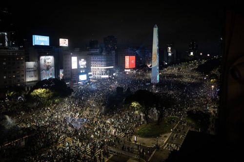 Ce nebunie în Buenos Aires!    FOTO&VIDEO:  În ciuda eșecului din finala Mondialului, argentinienii au umplut străzile într-un   gest de recunoștință pentru națională