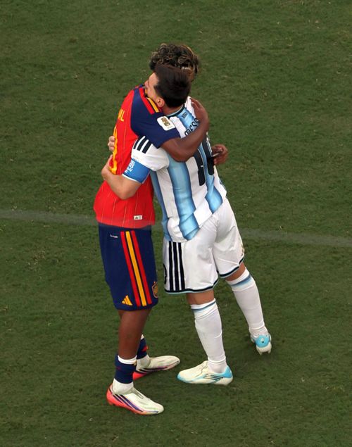 Messi, idolul Spaniei. Internaționalii iberici au mers să-l consoleze pe căpitanul Argentinei (foto: Imago)