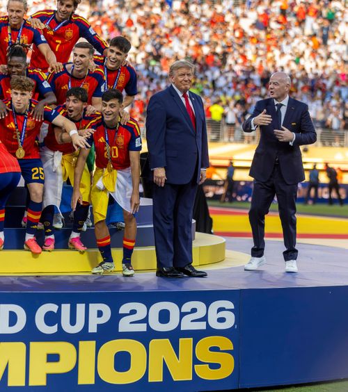 Adios, Donald!    FOTO.  Spaniolii n-au fost încântați că   Trump a vrut să le confiște sărbătoarea!  Ce au postat de la festivitate