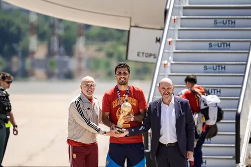 Campionii mondiali au aterizat la Madrid / foto: IMAGO + capturi video X/BBC, Marca, SkySports
