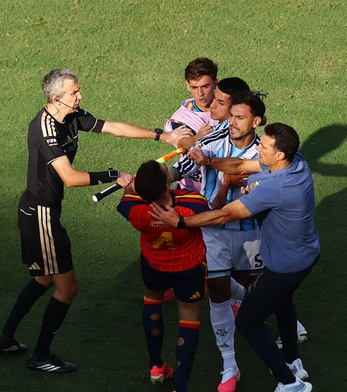 FIFA deschide o anchetă  Forul internațional va analiza   bătaia de la finala   Spania - Argentina