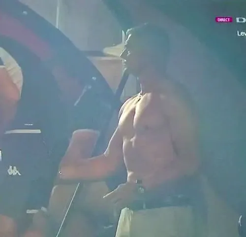 Pancu, dezbrăcat de arbitru  Tehnicianul Rapidului,   la bustul gol  pe bancă » De ce a fost nevoit să se schimbe