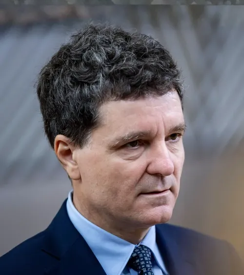 Legea 4 a fost promulgată de Nicușor Dan  Care e primul meci la care vor fi permise berea și   spectacolele pirotehnice