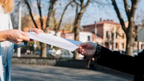 Fenomenul cultului „God The Mother”, pentru care se recrutează adepți din București. Tinerii sunt abordați pe străzi și invitați la sediul practicanților. Ce se întâmplă acolo