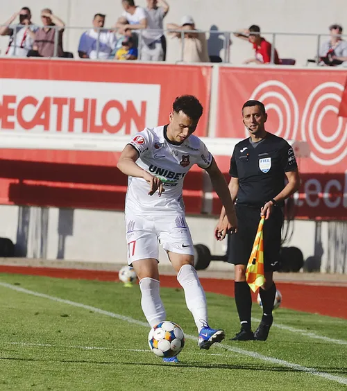 A semnat cu două echipe!  Situație incredibilă: jucătorul se antrenează deja cu FCSB, dar are contract și cu o rivală și   riscă să fie suspendat