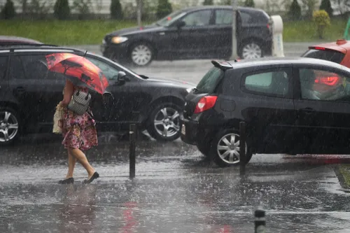 Cod portocaliu de ploaie și vijelie, prelungit în București până diseară. ANM anunță temperaturi scăzute sub normalul de luna iulia și azi, și mâine