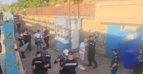Fanii Craiovei, controlați la sânge înaintea meciului cu Levski Sofia FOTO Captură VIDEO fanatik.ro .jpeg