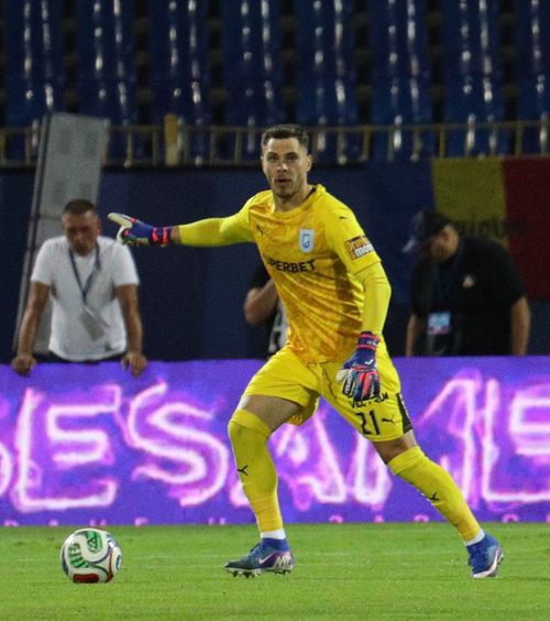 „Totul a pornit de la greșelile noastre”  Mora a terminat meciul   cu capul spart  și a avut un mesaj în română pentru fani la final + Ce a spus portarul Popescu