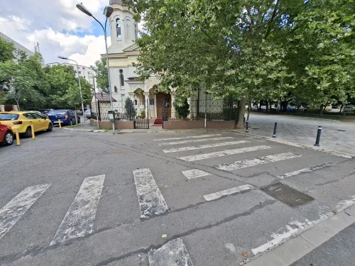 FOTO | Strada tuturor trecerilor de pietoni e la Biserica Tuturor Sfinților. Pe Toamnei, la intersecție cu Eminescu, zebrele se pot admira dintre stâlpișori