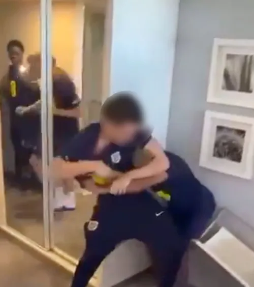 Bătaie în cantonament    FOTO.   Doi juniori de la naționala Angliei, filmați în timp ce   se iau la pumni!  Șocant ce făceau colegii lor