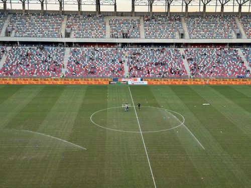 Gazonul de pe Stadionul Steaua se prezintă deplorabil înaintea partidei FCSB - FK Auda Foto GOLAZO.ro .jpeg