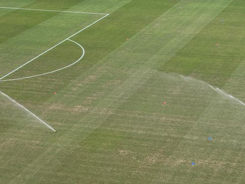 Gazonul de pe Stadionul Steaua se prezintă deplorabil înaintea partidei FCSB - FK Auda Foto GOLAZO.ro .jpeg
