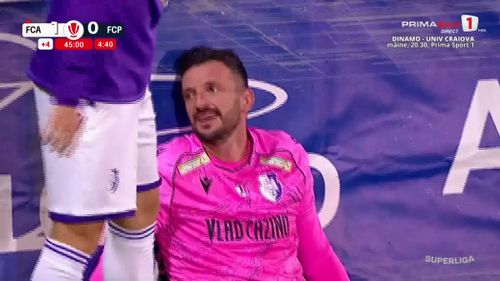 Cătălin Straton a părăsit terenul în lacrimi în prima repriză a meciului cu Petrolul. Foto: Captură Prima Sport