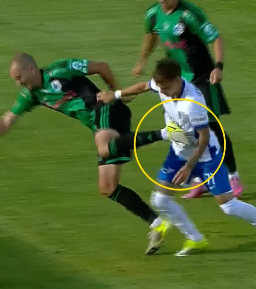 Gest violent la Farul - Corvinul    FOTO:  Eliminat după ce   și-a lovit intenționat adversarul  cu talpa în piept » Arbitrul, salvat de două ori de VAR