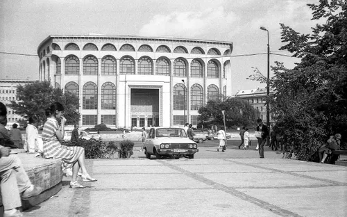 FOTO | Dacie odihnindu-se, doamne grăbite în deux-pièces și domni la patru ace prin față pe la Teatru Național, în anii grei '80. Bucureștiul lui Andrei e memoria orașului