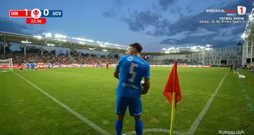 Momentul când un fan aruncă cu bere în Anzor, în Dinamo - Craiova. Foto: captură Prima Sport 1