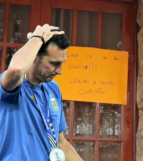 Haos la casa lui Scaloni  Familia selecționerului a pus un bilet pe ușă ca   fanii să nu se mai adune:  „Leo a plecat!”