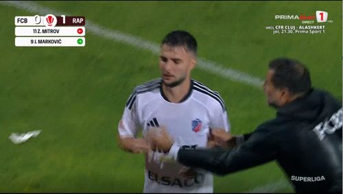 Zoran Mitrov a refuzat să dea mâna cu Marius Croitoru după ce a fost schimbat în FC Botoșani - Rapid Foto captură VIDEO Prima Sport .jpg