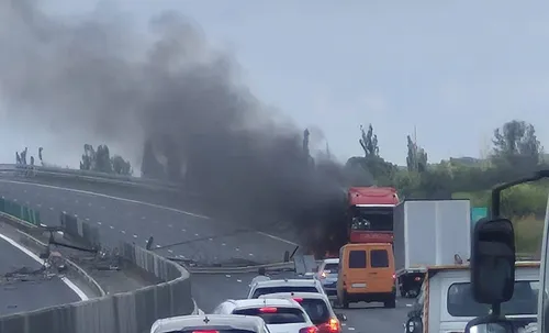 VIDEO | Camion în flăcări pe Autostrada A3, în zona Moara Vlăsiei. Circulația e blocată pe sensul București-Ploiești