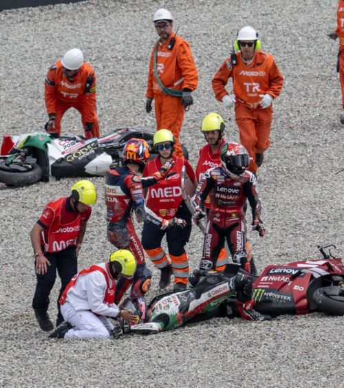 „Sper să mai pot merge vreodată”    FOTO:  Mărturisiri cutremurătoare după   accidentul din MotoGP:  „Sunt supărat pe mine”