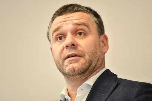 VIDEO | Primarul Ciucu ne explică ce e cu parcarea nouă din Centrul Vechi, pentru care acum ar lăsa mașinile să intre doar un pic: "Va fi privată, PMB dă terenul!"