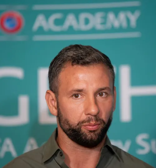 Răzvan Raț, probleme la Genoa     Tensiuni în vestiarul  echipei lui Dan Șucu! Antrenorul și jucătorii pun tunurile pe oficialul român