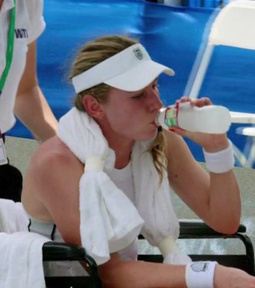 S-a prăbușit după 3 ore de joc!    FOTO.  Momente dramatice la WTA Memphis: Alexandrova   a părăsit terenul în scaun cu rotile