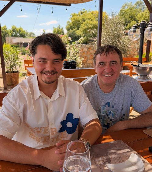 Întâlnire surprinzătoare    Selly și Gică Hagi  au luat masa împreună pe litoralul românesc » Ce i-au cerut fanii youtuberului