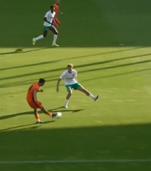 Decizii controversate și la retur!    FOTO.  Fără VAR, FCSB a avut un   gol anulat și un posibil penalty  neacordat! Ce s-a văzut pe reluări