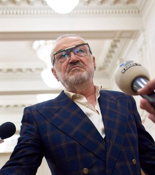 Becali, jigniri în direct după rușine  Patronul FCSB   a izbucnit după prima întrebare:  „Nu mai intru cu vagabonzi d-ăștia”