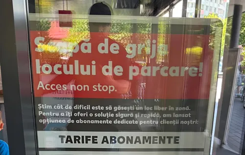 FOTO | Cât mai costă parcarea la Kaufland în Colentina, unde poți să-ți lași mașina cu abonament. Tarifele s-au mutat de la Biroul Relații Clienți pe afișul de la intrare