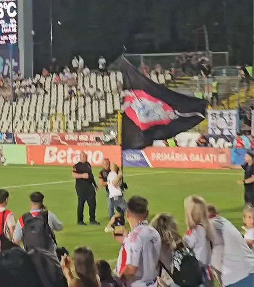 Scos cu forța din stadion!  Un fan al Oțelului,  gesturi provocatoare în fața galeriei lui Dinamo  + reacția fanilor roș-albi