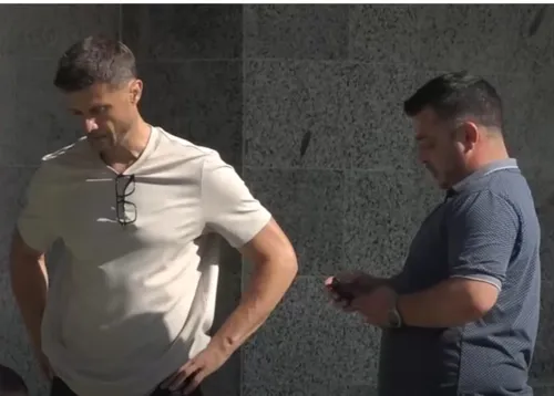 Andrei Nicolescu a mers la Spitalul Municipal Câmpulung pentru a-i vizita pe răniții implicați în accidentul echipei Dinamo 2 (captură Muscel TV)