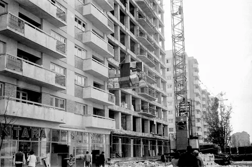 FOTO I  Mobilă urcată cu macaraua în apartamentul de bloc neterminat de pe Calea Moșilor, unde lumea negustorilor era nimicită. Bucureștiul lui Andrei, anii '80