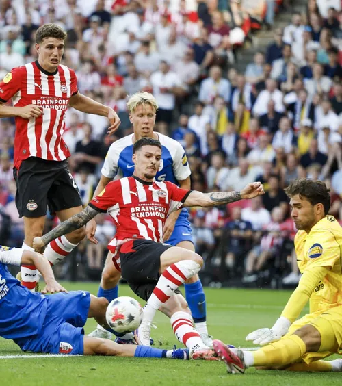 Man a ratat primul trofeu al sezonului  PSV, umilită în  Supercupă  de AZ Alkmaar » Eliminare încă din minutul 9 + Românul, schimbat la pauză